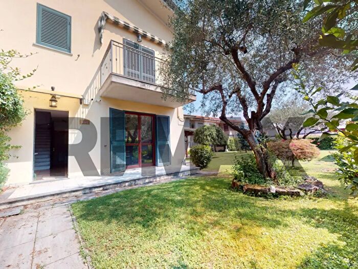 Casa con 7 locali in vendita in Via Martiri di San Terenzo, Viareggio