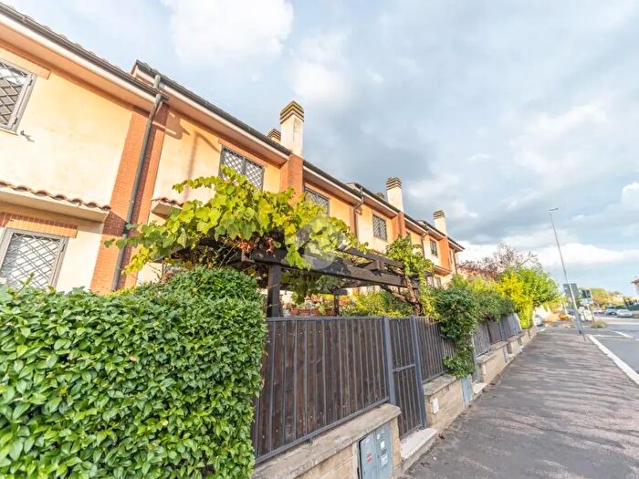 Casa quadrilocale in vendita in Via Fraine, Roma