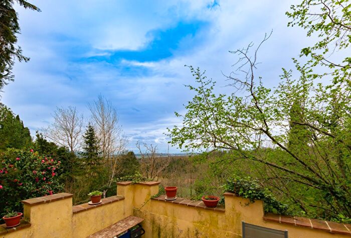 Casa con 6 locali in vendita in Pontedera