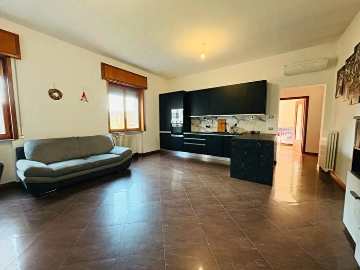 Appartamento trilocale in vendita in Via Vittorio Veneto, Carpaneto Piacentino