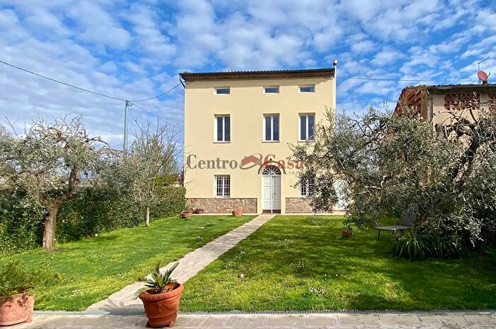 Casa con 8 locali in vendita in Capannori