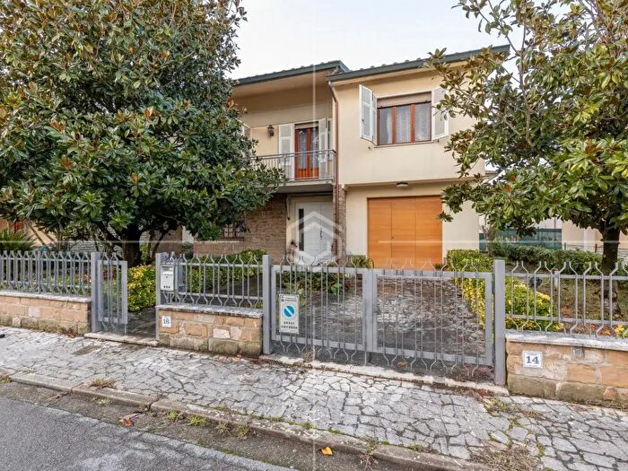 Casa con 6 locali in vendita in Fucecchio