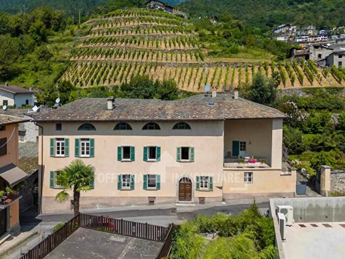 Casa con 16 locali in vendita in Sondrio