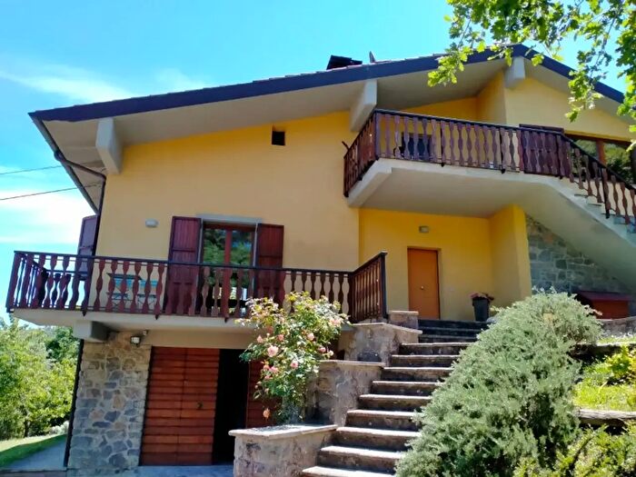 Casa con 8 locali in vendita in Arezzo