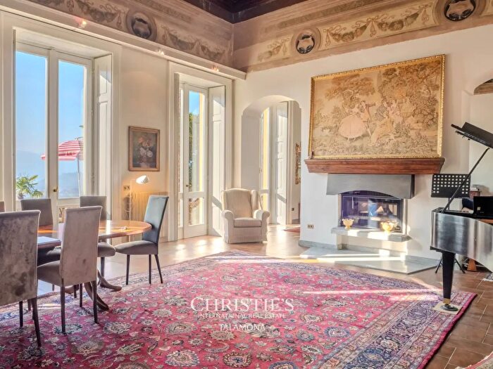 Casa con 8 locali in vendita in Besozzo