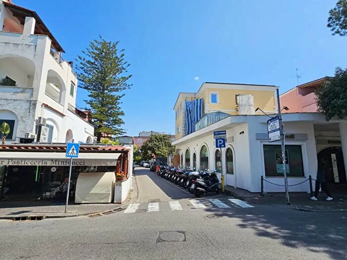 Appartamento con 5 locali in vendita in Via Vincenzo Gemito, Ischia