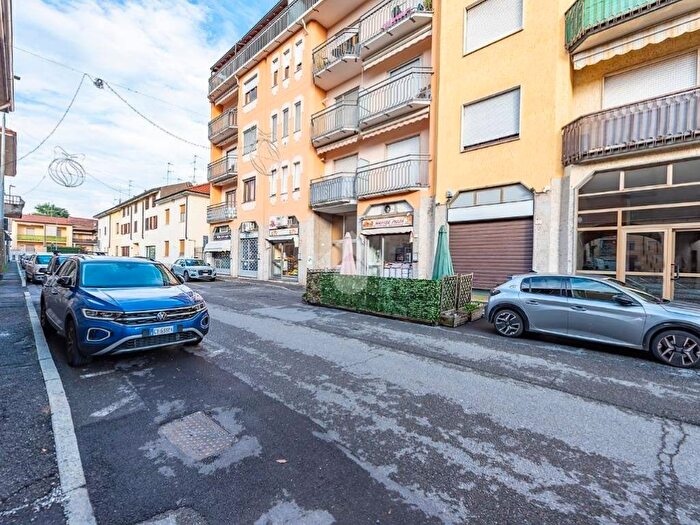 Appartamento trilocale in affitto in Via Oscar Zavaglia, Centro, Lainate