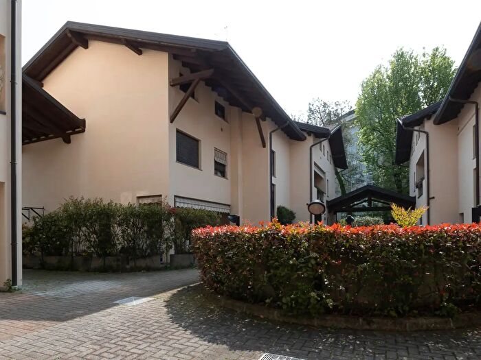 Appartamento trilocale in vendita in Via Barbara Melzi, Legnano