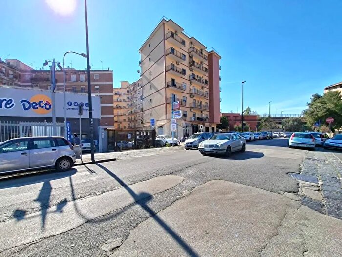 Appartamento con 5 locali in vendita in Via Giustiniano, Napoli