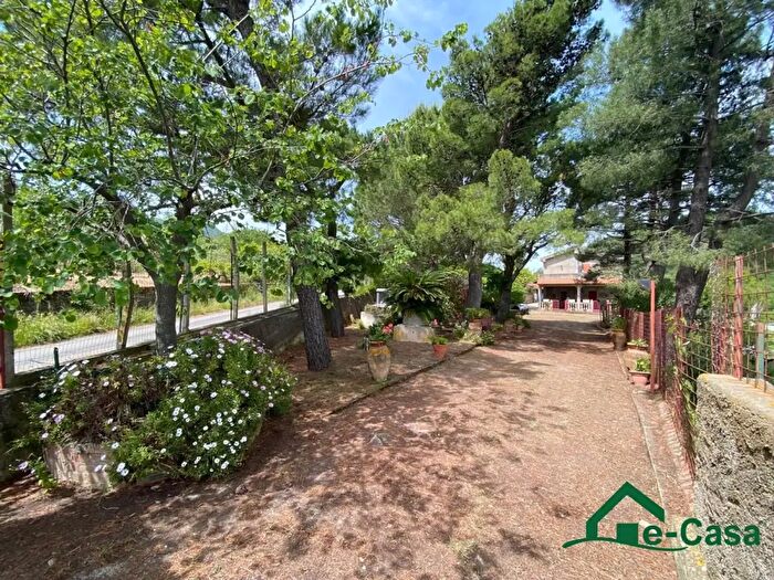 Casa con 7 locali in vendita in Contrada Napperi Snc, Santa Lucia Del Mela