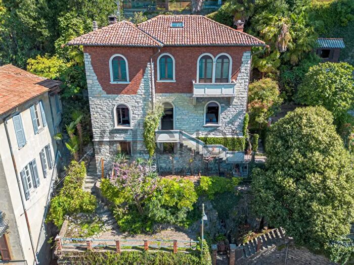 Casa quadrilocale in vendita in Via Enrico Caronti, Blevio