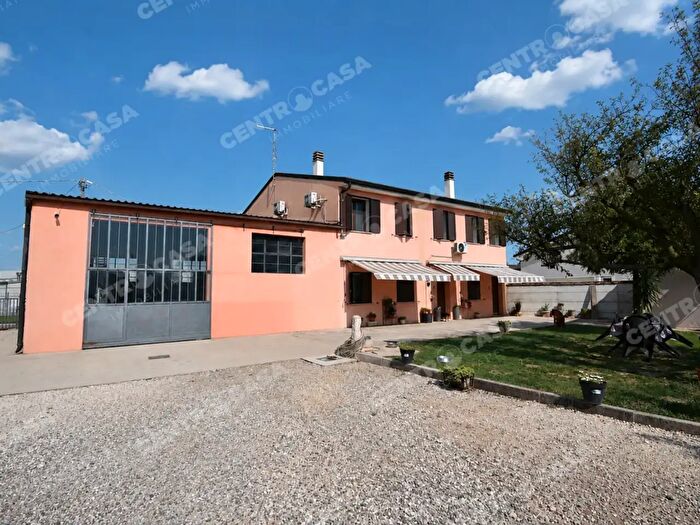 Casa con 8 locali in vendita in Legnago