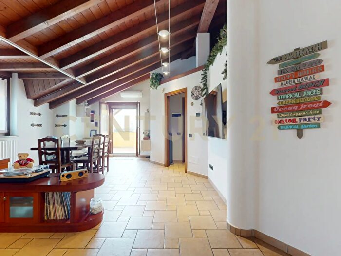 Appartamento trilocale in vendita in Via Trento, Vanzago