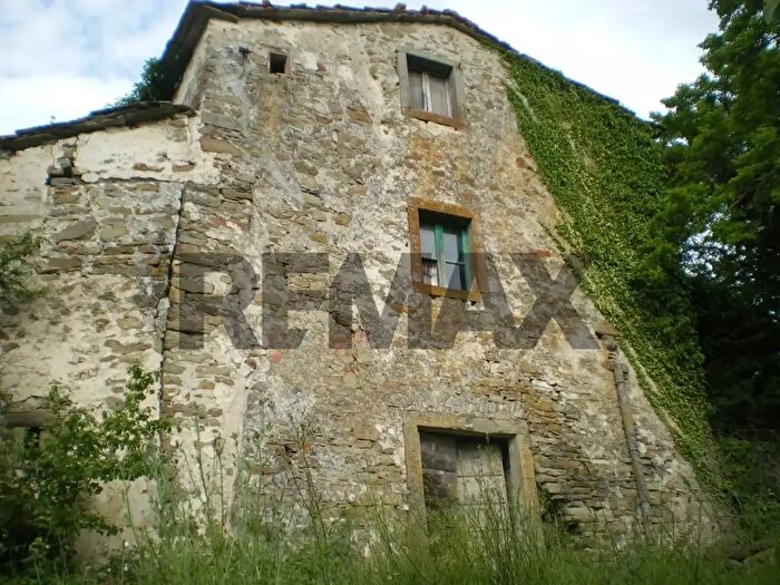 Casa con 7 locali in vendita in Subbiano