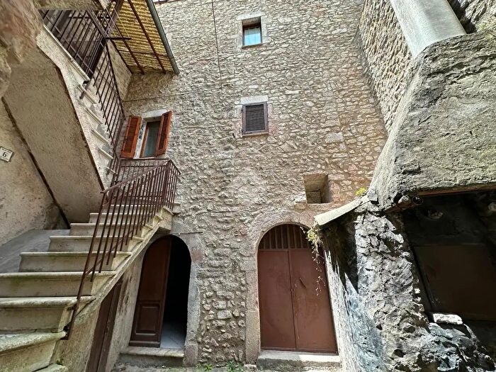 Appartamento trilocale in vendita in Via Nursina, Vallo Di Nera