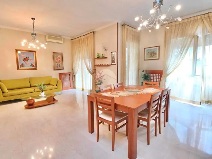 Appartamento quadrilocale in vendita in Via Onofrio Fragnito, Napoli