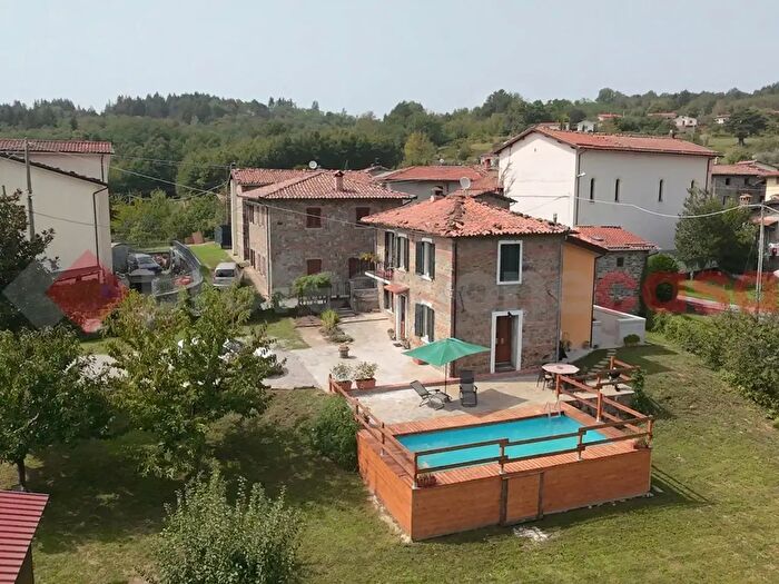 Casa con 7 locali in vendita in Via Chiesa di Pianacci, Villa Collemandina