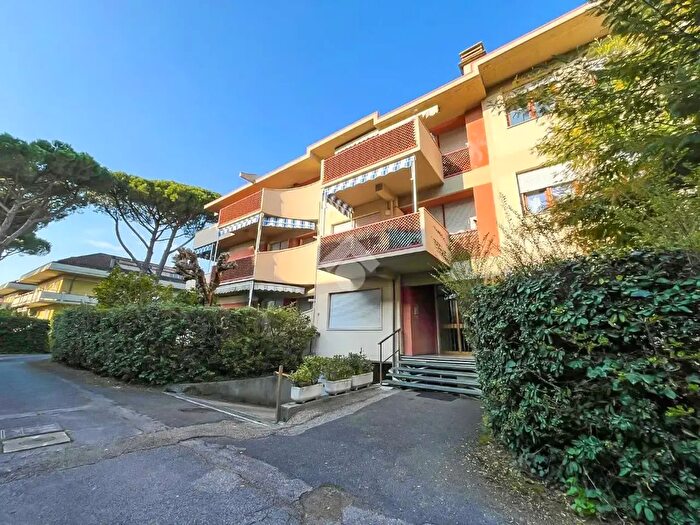 Appartamento con 5 locali in vendita in Via Montecatini, Massa