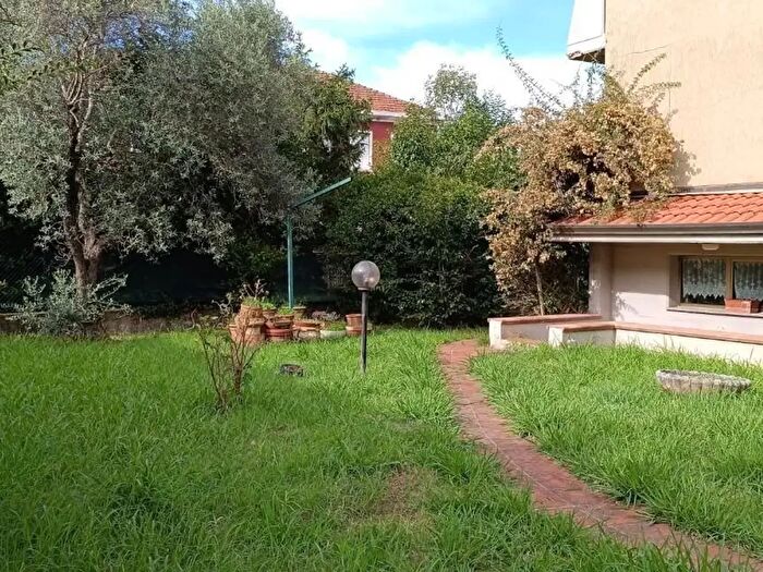 Casa con 6 locali in vendita in Rovinciale Avenza Sarzana, Carrara