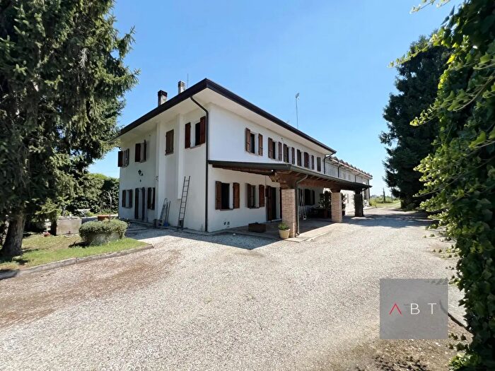 Casa con 10 locali in vendita in Piazzola Sul Brenta