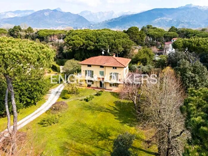 Casa con 6 locali in vendita in Via delle Macchie, Massa