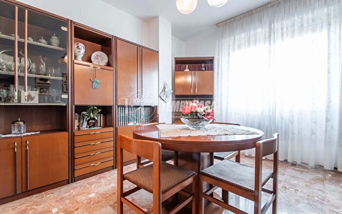 Appartamento trilocale in vendita in Via Giovanni Pascoli, Olgiate Olona