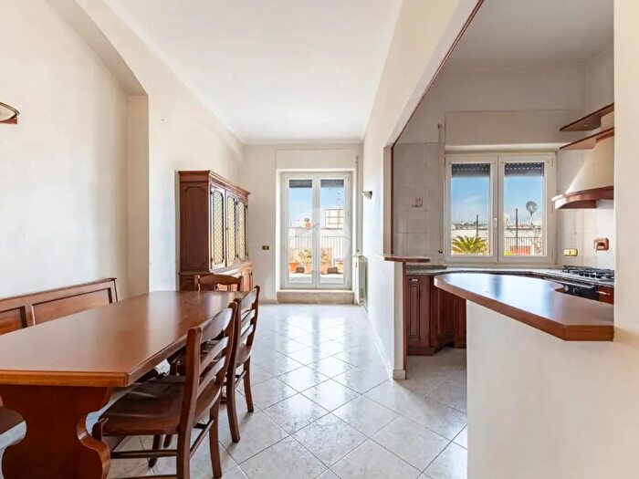 Appartamento con 5 locali in vendita in Via Francesco Giangiacomo, Roma