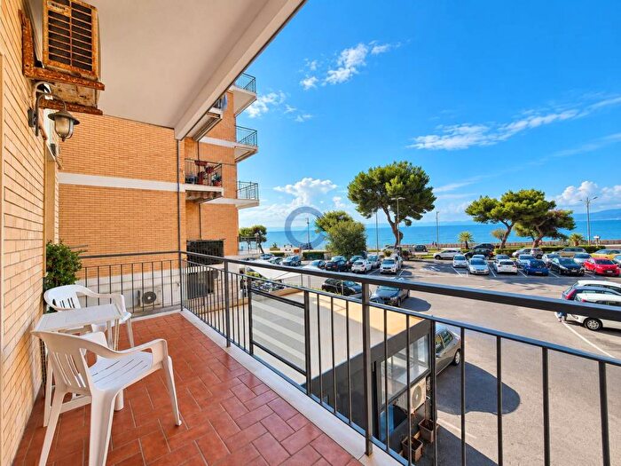 Appartamento trilocale in affitto in Via Lipari, Catanzaro Lido, Catanzaro