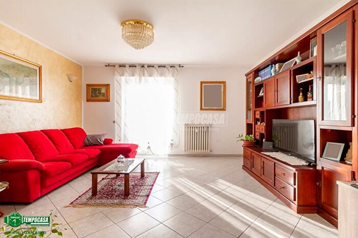 Appartamento trilocale in vendita in Via Montello, Cinisello Balsamo