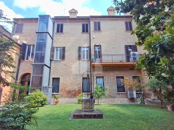 Appartamento con 5 locali in vendita in Via Cairoli, Ferrara