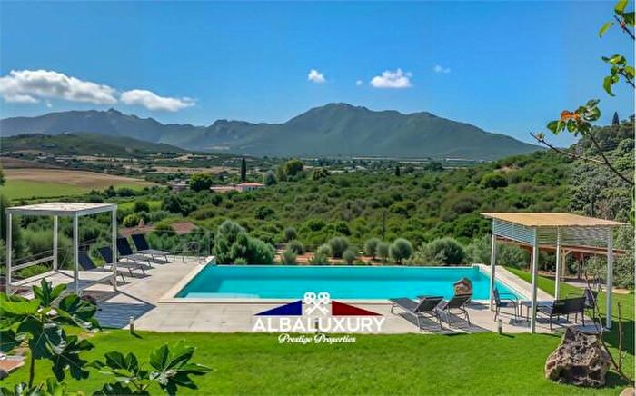 Casa con 6 locali in vendita in Via Cugnana, Olbia