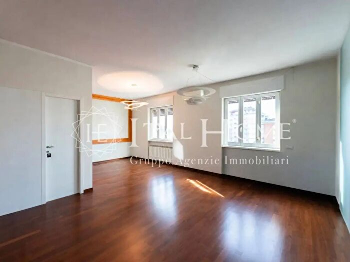 Appartamento con 5 locali in vendita in Via Alberico da Rosciate, Bergamo