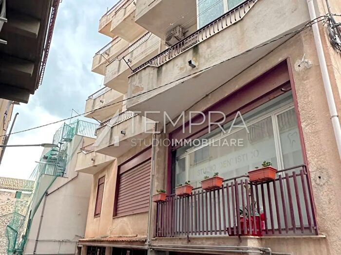 Appartamento con 7 locali in vendita in Via Gaezza, Adrano