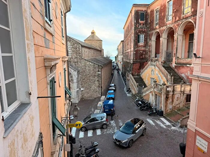 Appartamento quadrilocale in vendita in Via Giuseppe Garibaldi, Ventimiglia