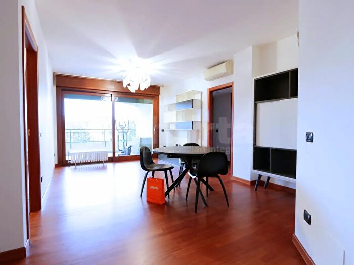Appartamento trilocale in affitto in Via Mascagni, Monza