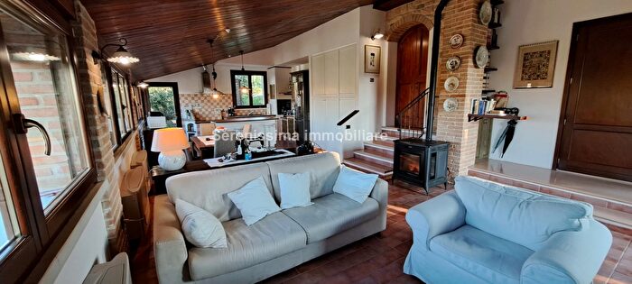 Casa con 5 locali in vendita in Urbino