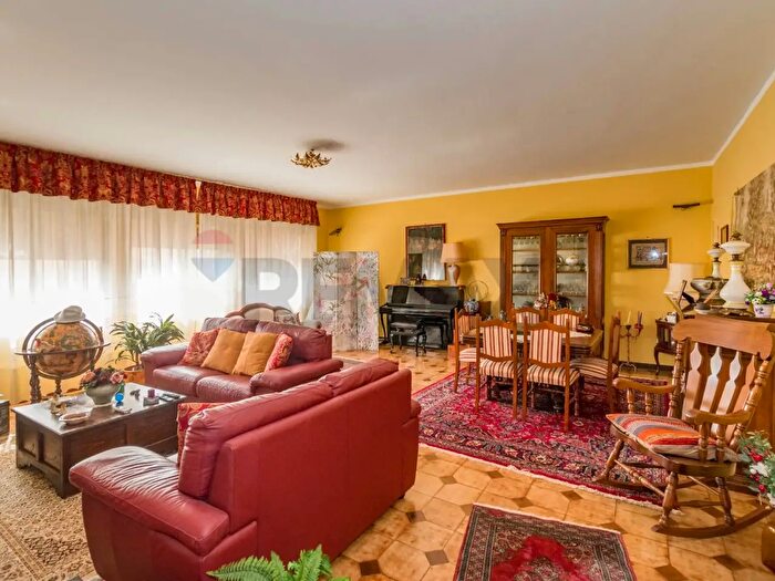 Appartamento con 6 locali in vendita in Via Emilio Salgari, Palermo