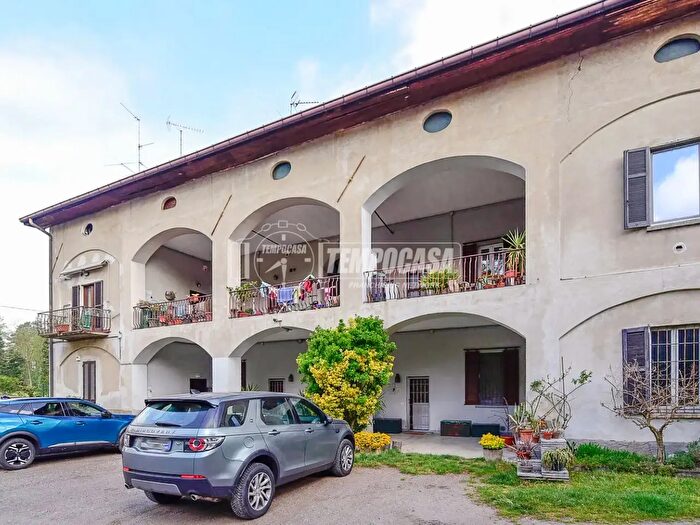 Appartamento trilocale in vendita in Via Cantù, Montorfano