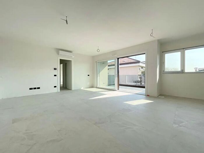 Appartamento trilocale in vendita in Via Parini, Lomazzo