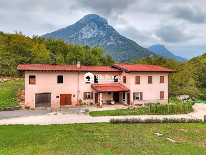 Appartamento bilocale in vendita in Via Valvestino, Gargnano