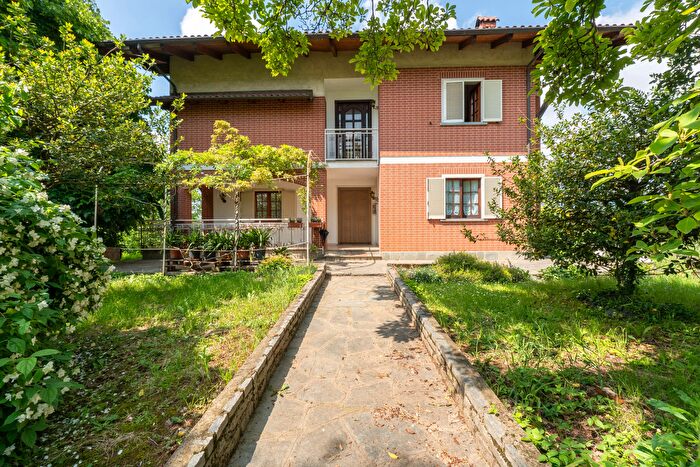 Casa con 8 locali in vendita in Via Adige, Piossasco