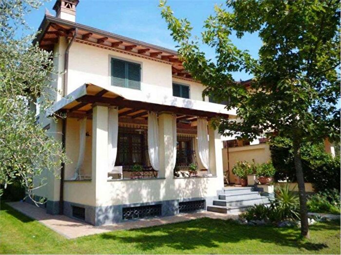 Casa con 6 locali in affitto in Caranna, Forte dei Marmi