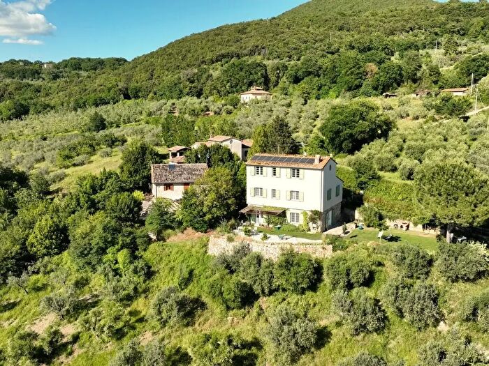 Casa con 8 locali in vendita in Località Calanchi, Alviano