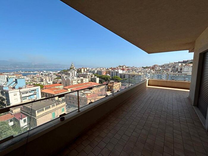 Appartamento trilocale in affitto in Viale Regina Margherita, Regina Margherita Torrente Trapani, Messina