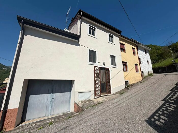 Casa con 6 locali in vendita in Crespadoro