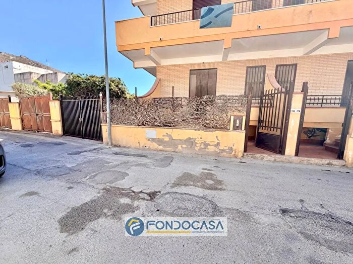 Casa trilocale in vendita in Via Ischia, Mondragone