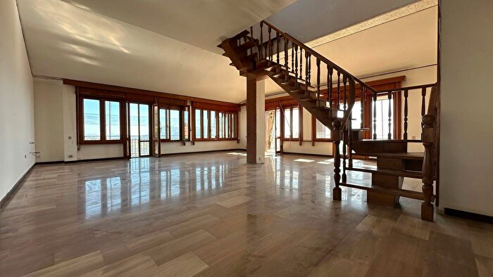 Appartamento con 5 locali in vendita in Via Giorgio Ambrosoli, Acuto