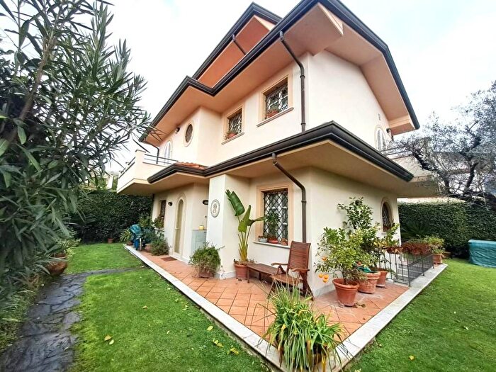 Casa con 6 locali in affitto in Via Cateratte, Cinquale, Montignoso