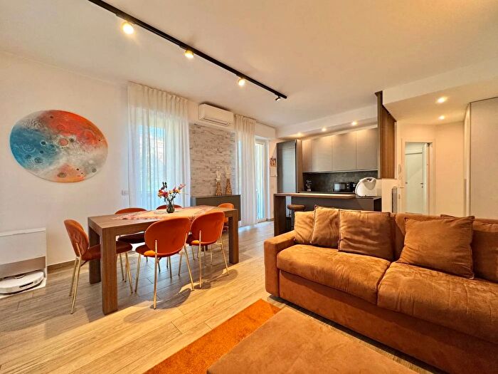 Appartamento trilocale in vendita in Via Guglielmo Oberdan Lissone, Lissone