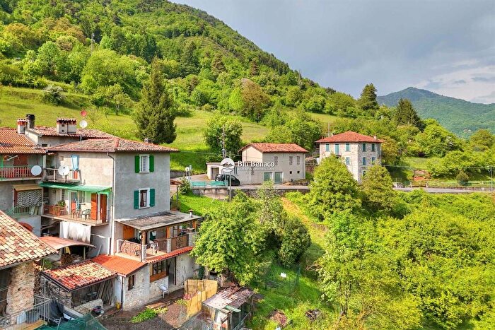 Casa quadrilocale in vendita in Via Patrioti, Gargnano